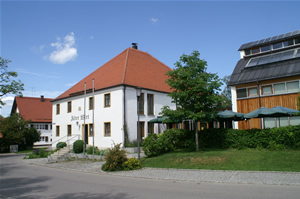 Alter Wirt mit Dorfgemeinschaftshaus