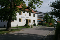 Alter Wirt mit Saal